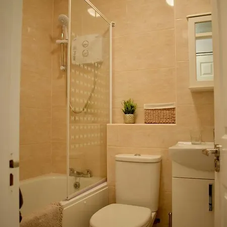 Modern One Bedroom Flat In Apartment *