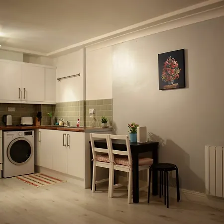 Modern One Bedroom Flat In دبلن